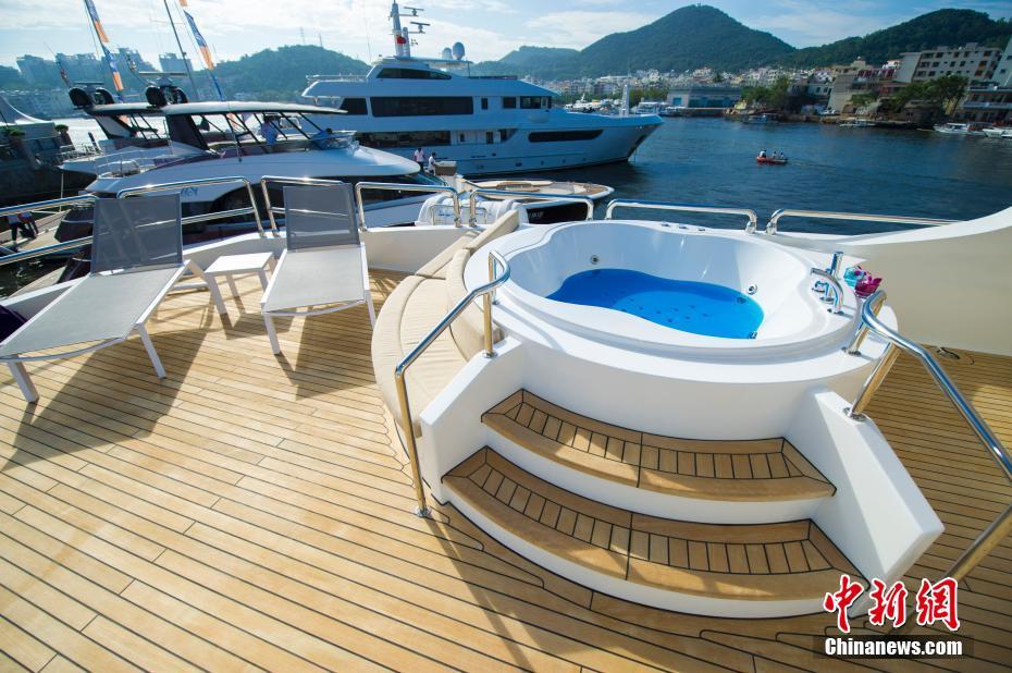ͼΪ��ͧ����װ��ϵİ�Ħ�ݳء�