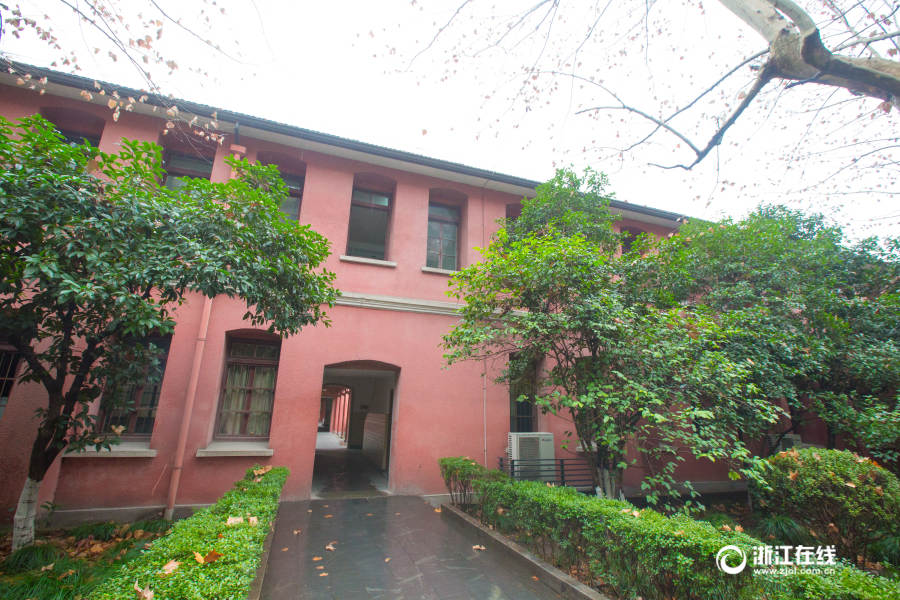 ���ٰ༶��ͬѧ����ɫ����ĺ��߽�ѧ¥��Ϊ�����زġ�