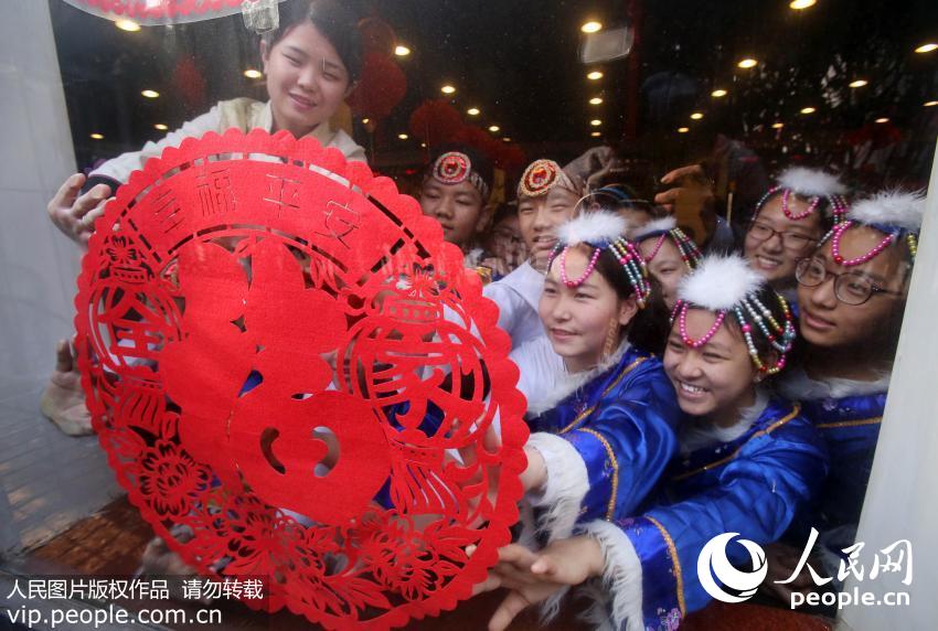 1��25�գ��ڱ�������ѧϰ��ʮһλ�ຣ�����¶��μӡ�������Բ�� ��ů�����ġ�Ϊ����Ļ�����������Աһ������������������/����ͼƬ��