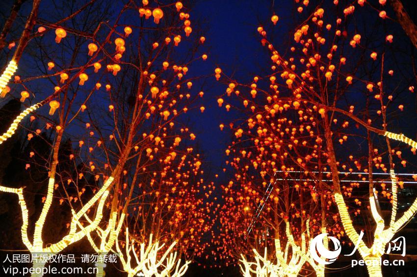 1��25�գ�ɽ���ൺ�������������ɵ���·�����ϵĺ�����ͻ���ȫ�����𣬳�����ŨŨ����ζ�����᷽ƽ/����ͼƬ��