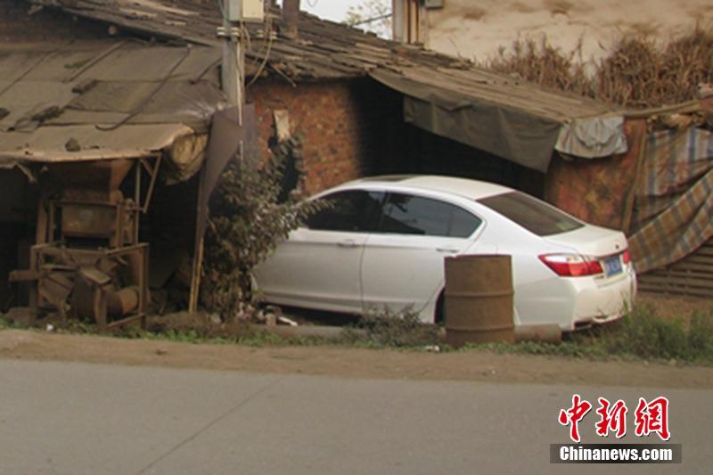 ��ƽ����ľ���жӽӵ�������Ѹ�ٸϵ��ֳ����á�����������Τΰǿ���ֳ����п���ȡ֤�������ʻԱ��ĳĳѯ���¹ʷ�����������ĳĳ�Ļش����񾯿�Ц���á���ԭ������ĳĳ����Ϊ���ֻ�������������·����������ͨ�¹ʣ�ֱ�Ӿ�����ʧ��һ���Ԫ��