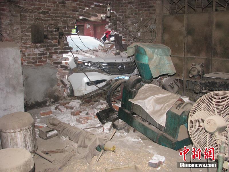 �������ܣ�2��2�����磬��ĳĳ��ʻ��ɫ�����Ÿ�С�γ���ʻ�����������·ľ����ʱ������ͻȻʧ��һͷײ��·�ߵ�ե�ͷ�����ɷ��ڵ�ե�ͻ������ͻ����綯����һ����е��ײ��������ĳĳ�ĳ���Ҳ���ˣ����ҵ�ʱե�ͷ���û�й��ˡ�