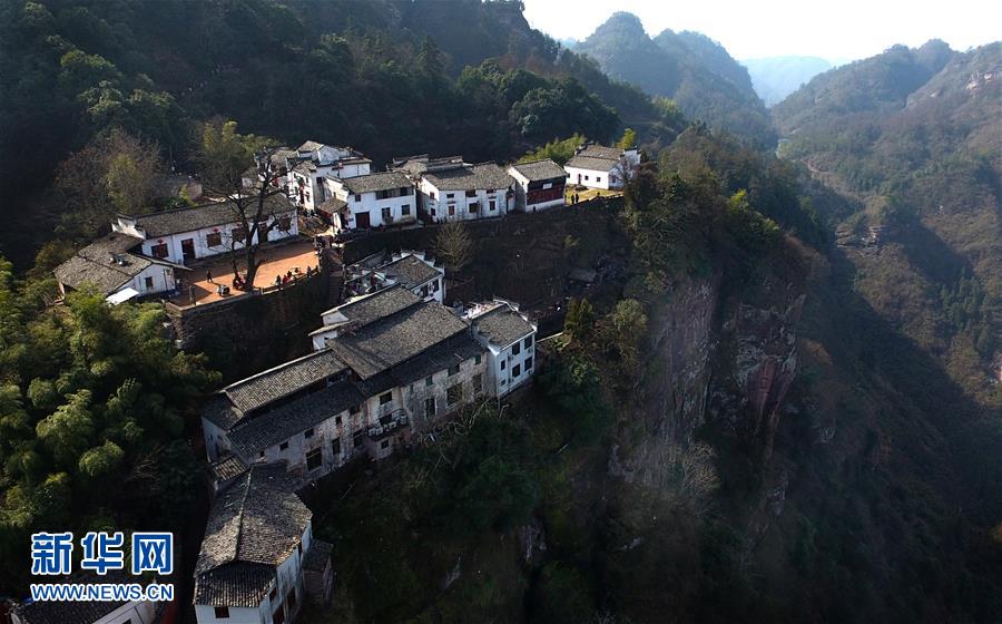 2月6日拍摄的建在峭壁上的休宁县齐云山镇齐云山村民组部分民居。