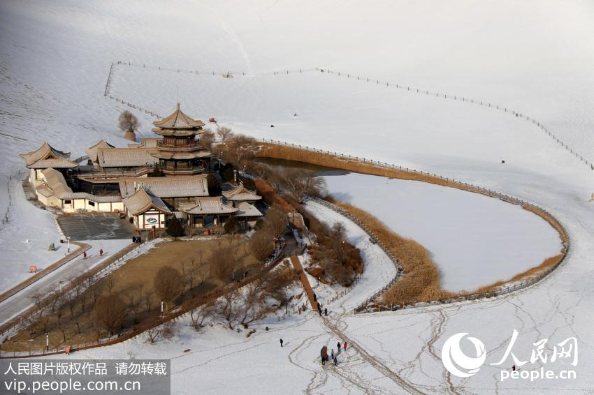 2月7日，游客在甘肃省敦煌市鸣沙山月牙泉景区参观游览。
