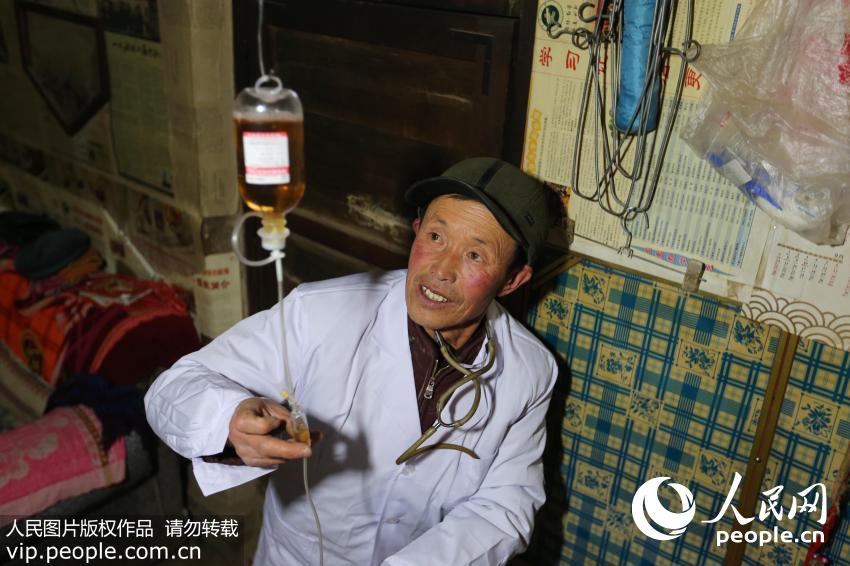 2017年2月6日，宁夏西吉县新营乡二府营村村医牟天明经过长时间走路，赶到患者家里顾不上休息，就为患者诊断病情，进行输液治疗，贴心的服务让患者家属既暖心又放心。