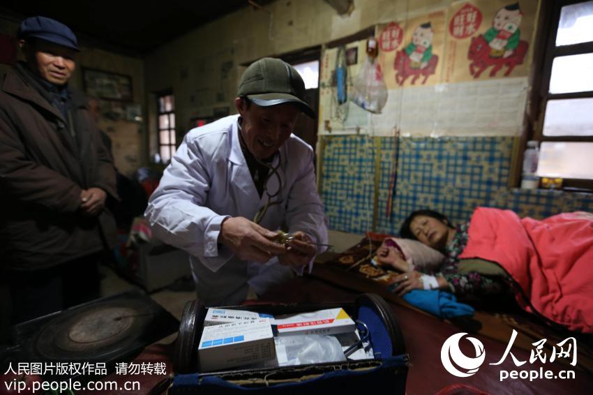 2017年2月6日，宁夏西吉县新营乡二府营村村医牟天明经过长时间走路，赶到患者家里顾不上休息，就为患者诊断病情，进行输液治疗，贴心的服务让患者家属既暖心又放心。