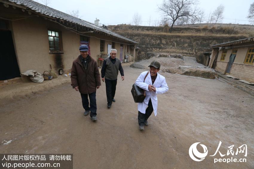 2017年2月6日，宁夏西吉县新营乡二府营村村医牟天明，为患者看完病，又匆匆踏上回家之路。