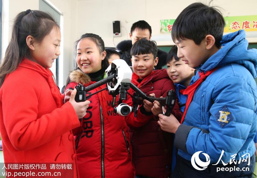 2��13�գ�����ʡ̩���к���Сѧͬѧ�����˽����˻��ĵĹ��켰���г�ʶ�����������¿Ƽ����ճ������е�Ӧ�á������º�/����ͼƬ��