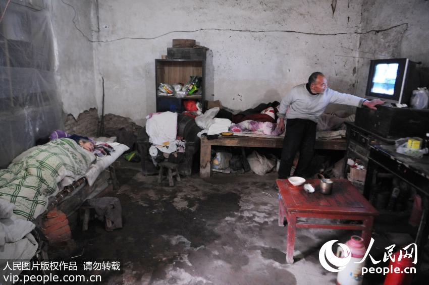 为了方便照顾妻子，72岁的蔡广远很少出门，抽空看看电视，便成了他唯一的娱乐生活。