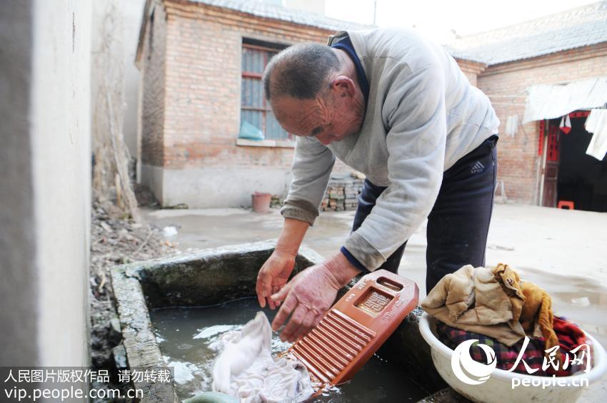 每天为妻子洗换下的尿布，即使在寒冷的冬季，72岁的蔡广远也乐此不彼。