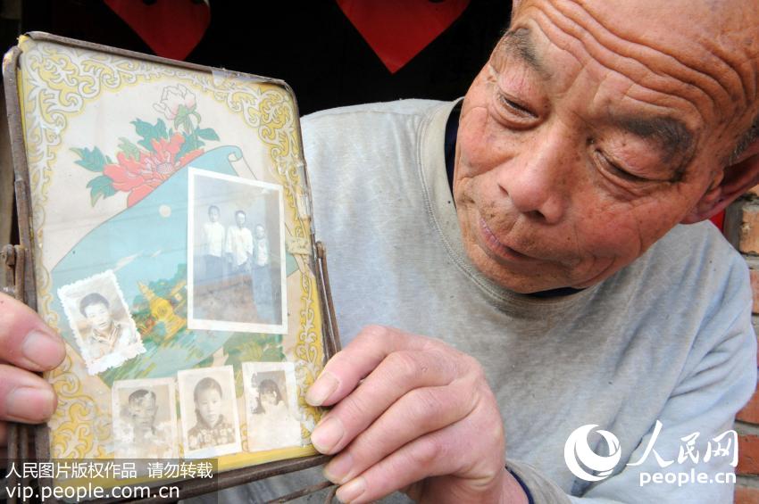自己和妻子唯一的照片就夹在他们结婚时买的镜子后面，每当看到她，蔡广远老人就有一种幸福的回忆。