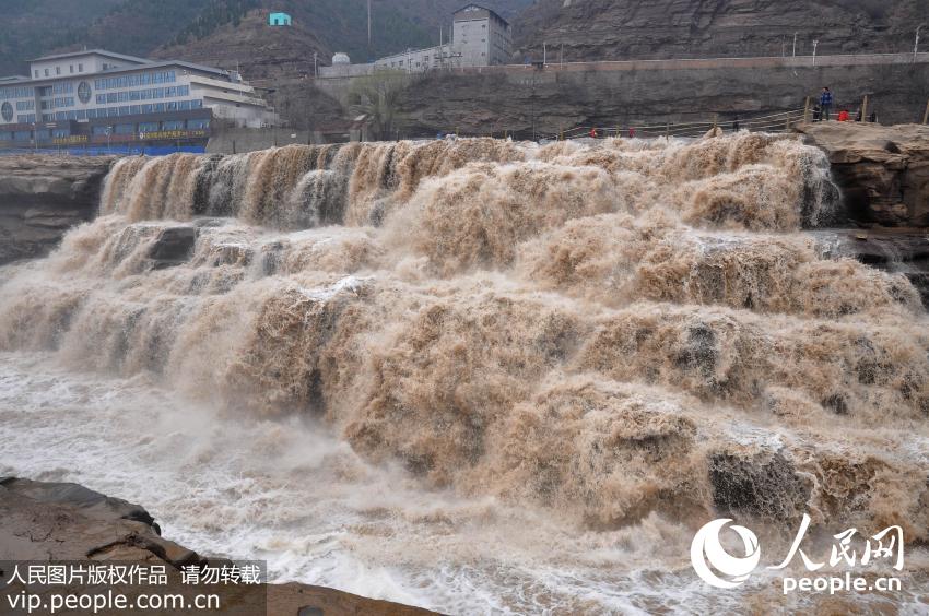 3月20日，在山西吉县拍摄的黄河壶口瀑布“桃花汛”。