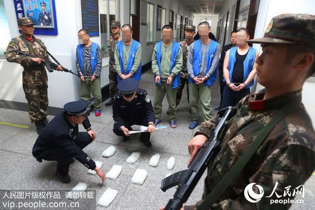 4月20日,武警战士在押解贩毒案犯罪嫌疑人.