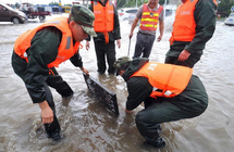 安徽安庆强降雨 市政部门抢排道路积水