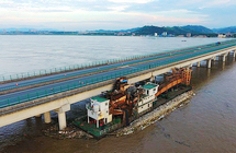 广西梧州：挖沙船失控撞上浔江特大桥