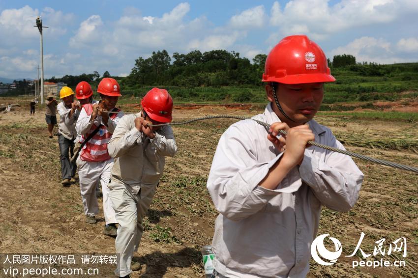 7月4日，国网涟源市供电公司员工在桥头河镇珠璜村对线路进行抢修。