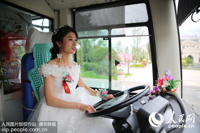 7月9日，新娘吴征准备驾驶公交车去婚礼现场。