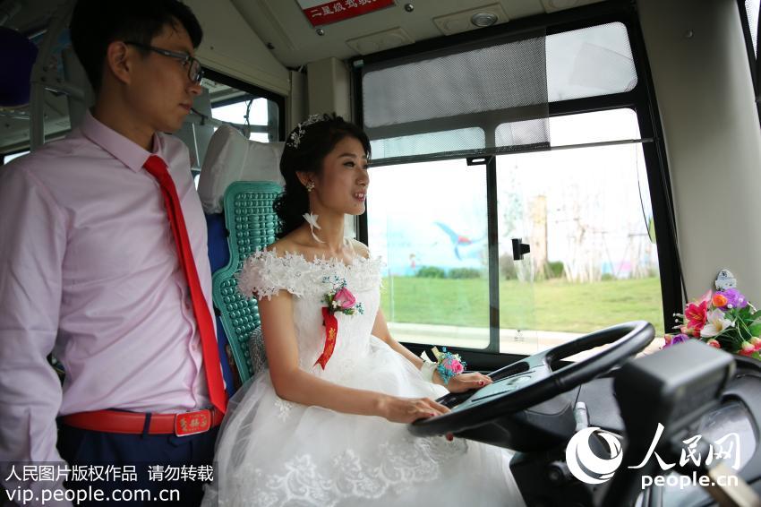 7月9日，新娘吴征准备驾驶公交车去婚礼现场。