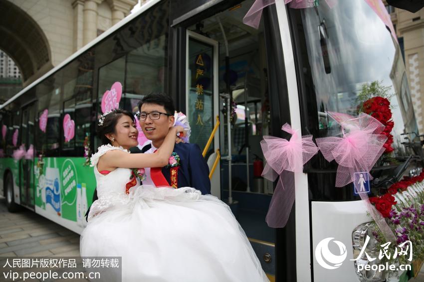 7月9日，新娘吴征第一次以这种方式上了公交车。