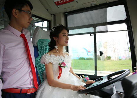 青岛：低碳婚礼 新娘开着公交车接新郎