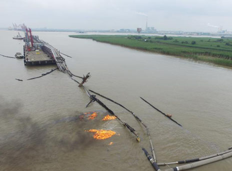 江苏两长江货轮相撞 码头坍塌船只受损