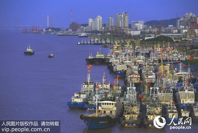 台风逼近 浙江2万多艘渔船回港避风 转移人员