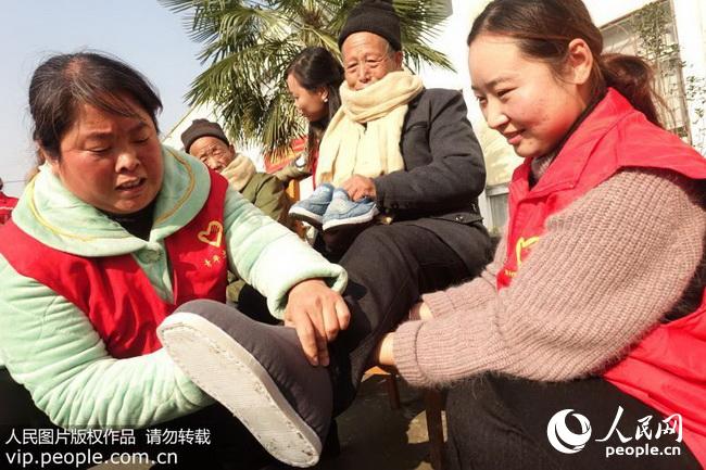 安徽阜阳:农家女巧手缝制棉鞋送给孤寡老人(2