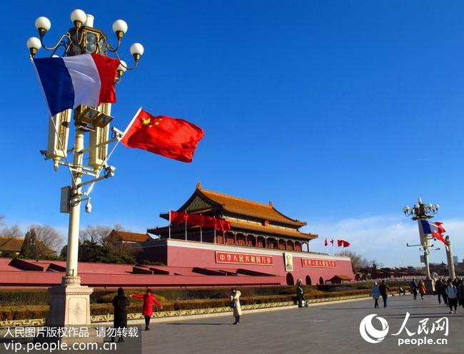 1月9日，中国和法国两国国旗在湛蓝的天空中迎风飘扬。
