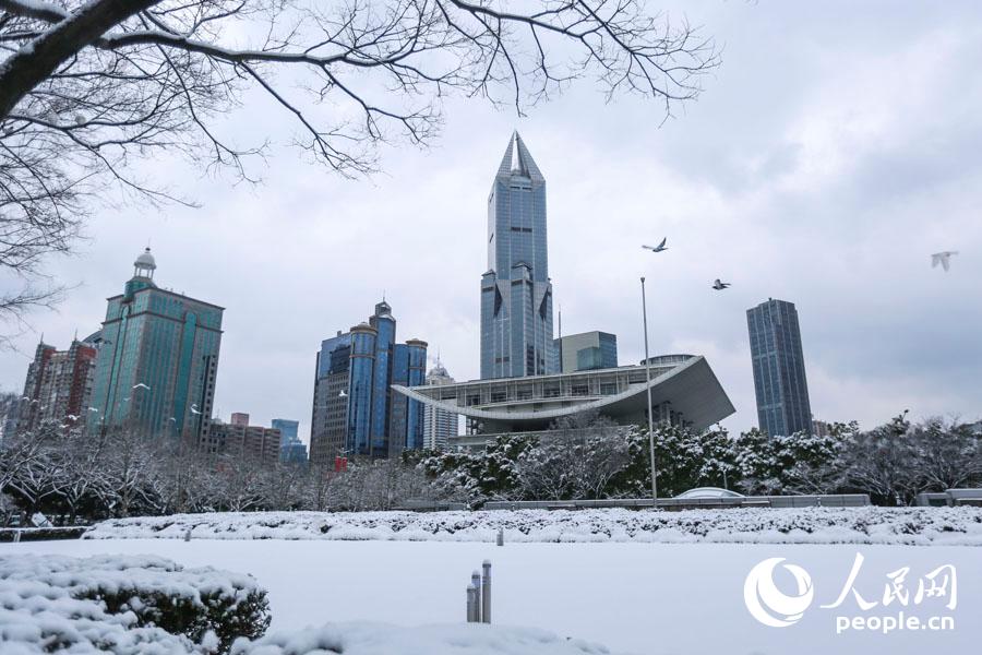 上海人民广场白雪皑皑。