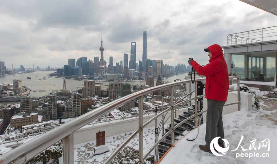 市民登高俯拍上海雪景。