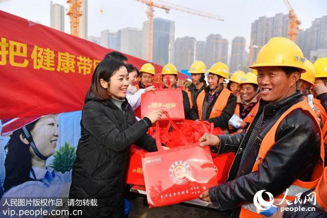 合肥:健康大礼包 送给农民工(2018.2.3)海外版2版