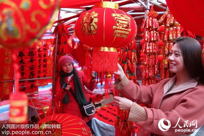 在安徽芜湖市繁昌县农贸市场和大超型市,市民选购春联,红灯笼等年货迎