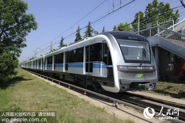 中国首款山地型地铁在中车四方下线(2018.3.1