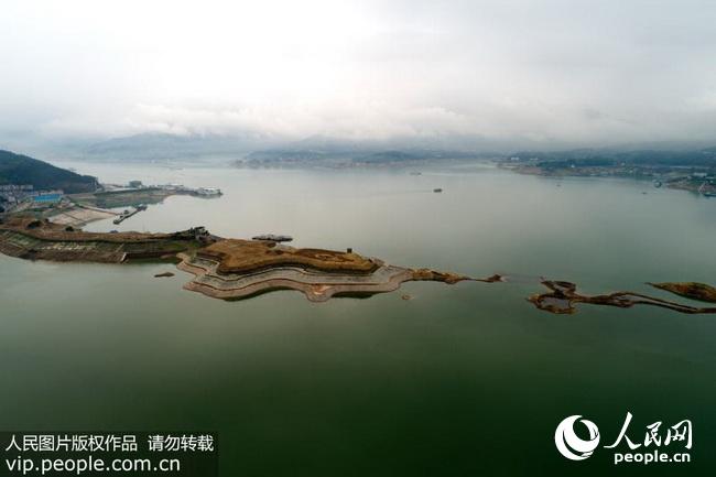 5月19日,在三峡水库湖北秭归县拍摄的木鱼岛水域,水位下降后的消落带