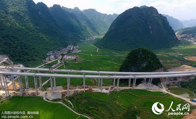 广西河池:老区幸福路 “巨龙”画中游(2018.5.23)海外版5版