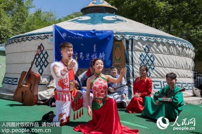 2018年5月31日，内蒙古艺术学院大学生乌兰牧骑的队员正在排练文艺节目。