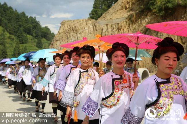 7月14日,在贵州省榕江县乐里镇,侗族同胞身穿盛装参加"六月六"相思节