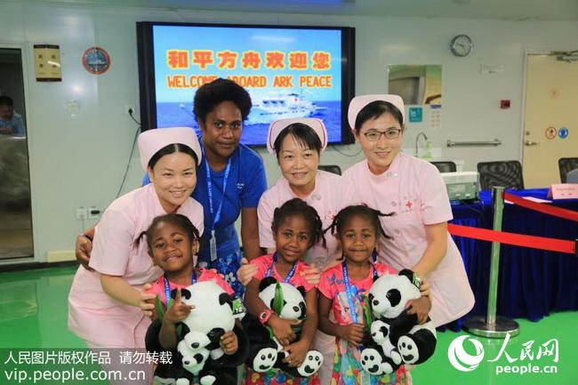 7月24日，三胞胎收到医护人员送的儿童节礼物――中国大熊猫玩偶。