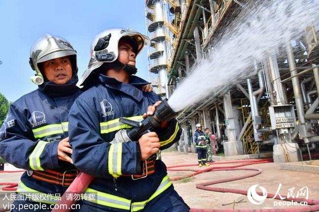 河南濮阳:外籍消防员在中国接受技能培训 助推
