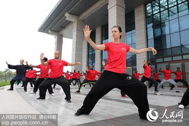 8月6日,在河南省温县太极拳文化国际交流中心,外籍学员在认真习练太极拳。