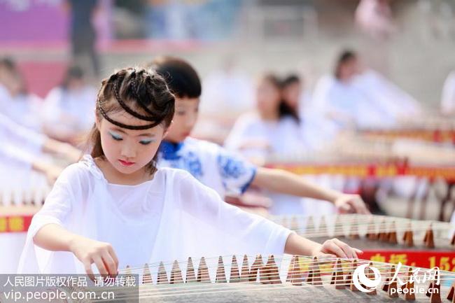 河南南阳:百名中小学生齐奏古筝经典名曲(201