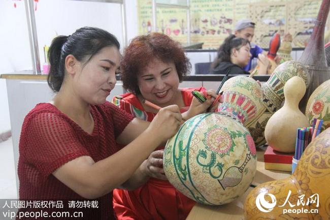 8��12�գ��������г�������ũ������������������һ�����ڸ����οͶ��ƵĹ��պ�«��