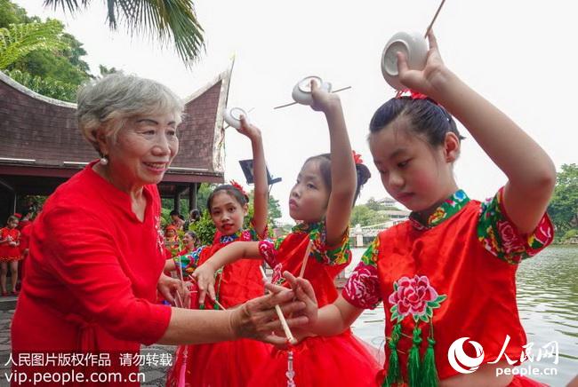 8月26日，桂林市群众艺术馆桂林渔鼓代表性传承人彭承红在教桂林市石油小学的学生掌握打碟的动作要领。