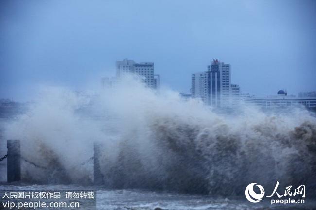 广东汕头:台风山竹来袭 海边掀起阵阵巨浪(2