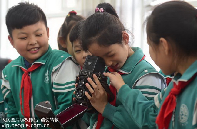 河北沧州:小学生参观老物件展感悟40年生活