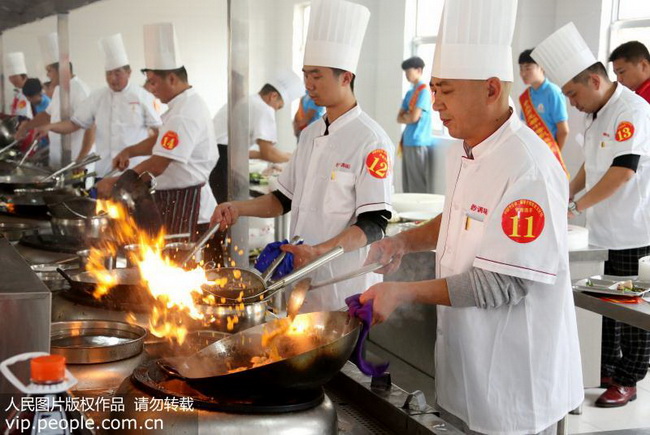 2018年9月18日，选手们在山东省枣庄市举办的炒辣子鸡比赛上烹饪。