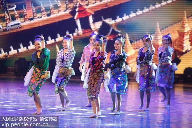 2018年12月19日，留学生在晚会上表演节目。