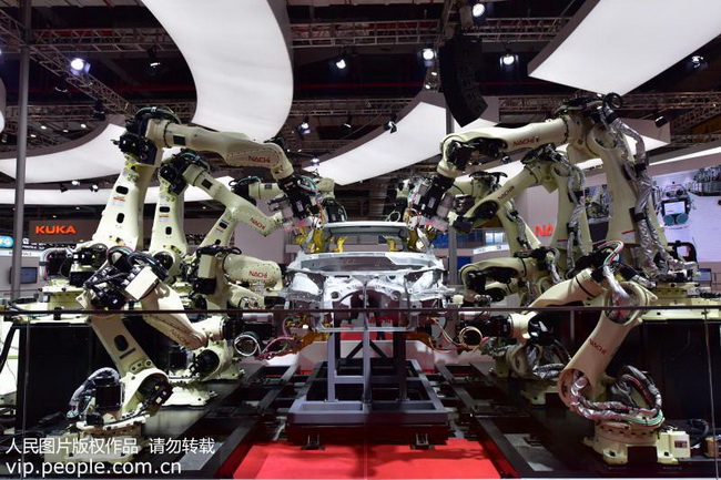 11月5日，在进博会日本装备制造企业 NACHI 展台，智能机器人正在演示自动点焊。