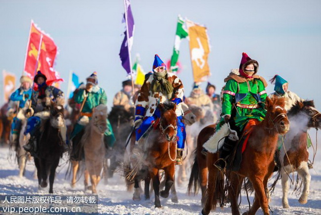 2018年12月23日，牧民们在进行赛马表演。