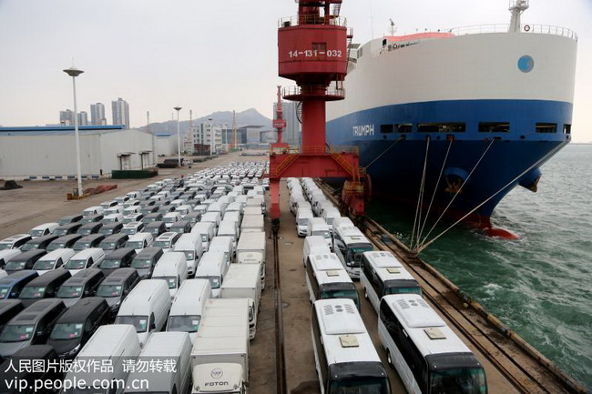 12月26日，准备出口的上汽大通汽车在连云港港滚装码头等待装船“出海”运往海外。